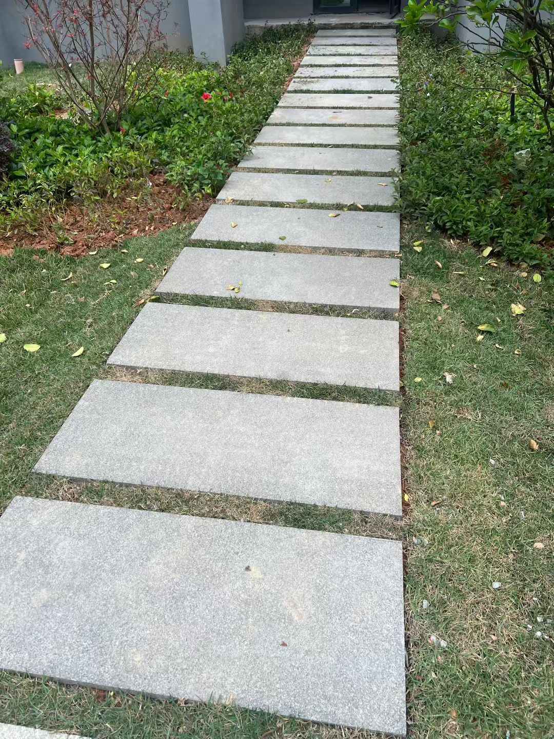 乌鲁木齐 芝麻黑小区踏步、汀步石铺装效果