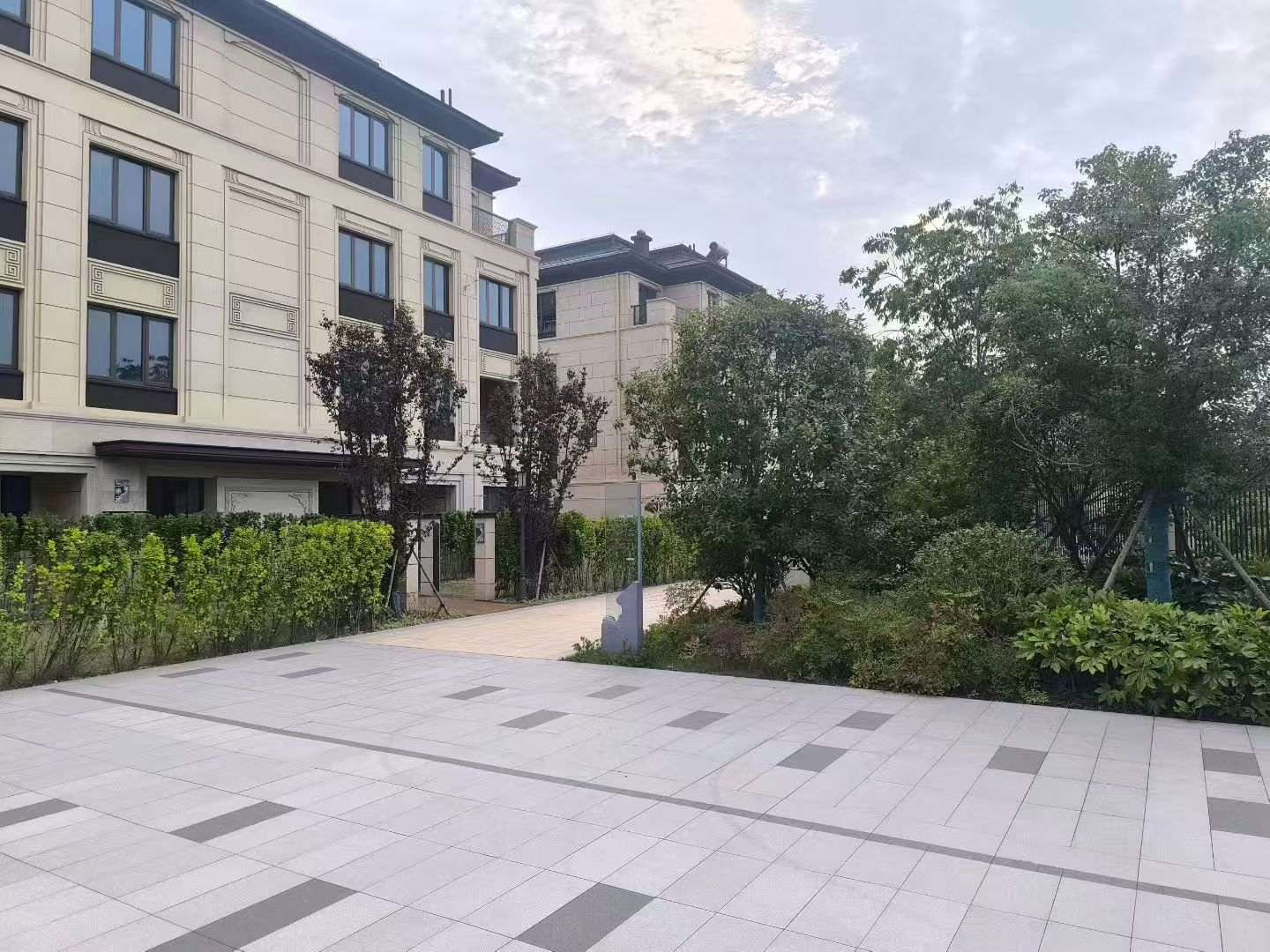 乌鲁木齐 芝麻白与芝麻白搭配铺装，尺寸1200*600